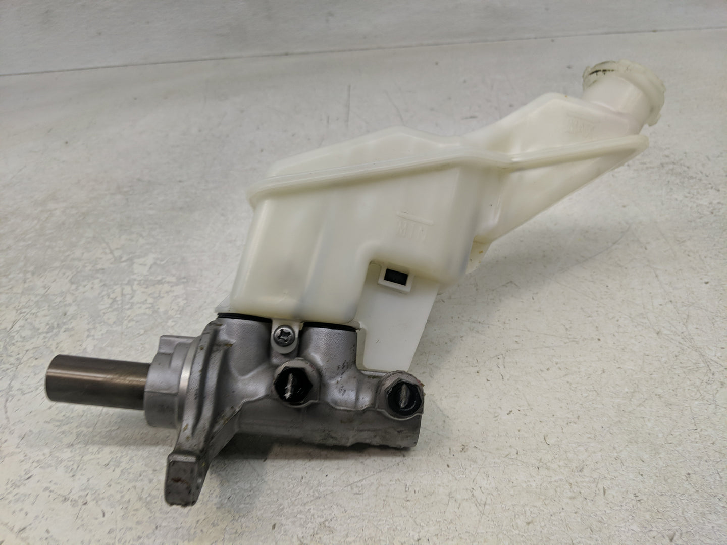 2013-2019 Hyundai Santa Fe Brake Master Cylinder - Oemusedautoparts1.com