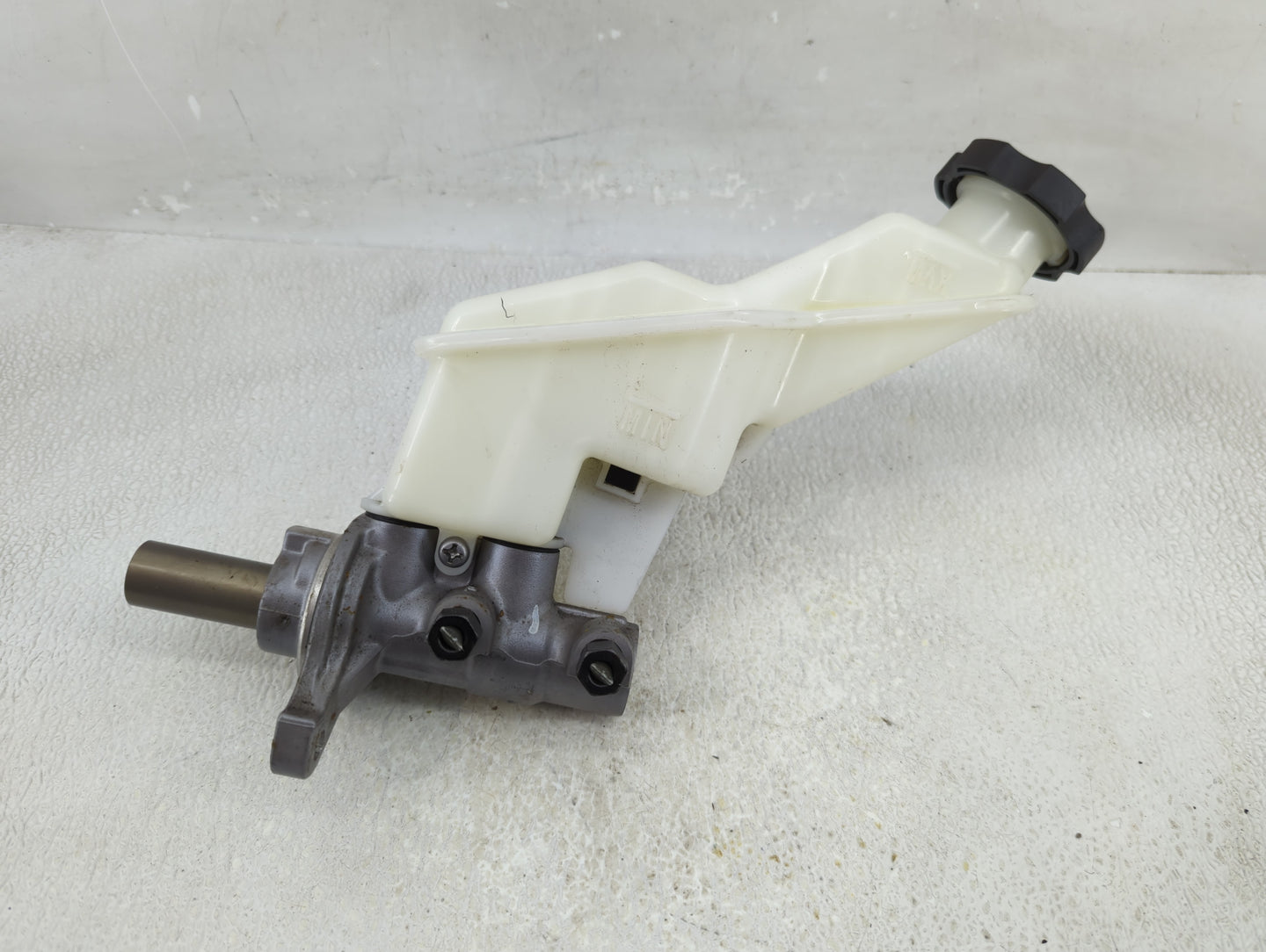 2013-2019 Hyundai Santa Fe Brake Master Cylinder 1312710 - Oemusedautoparts1.com
