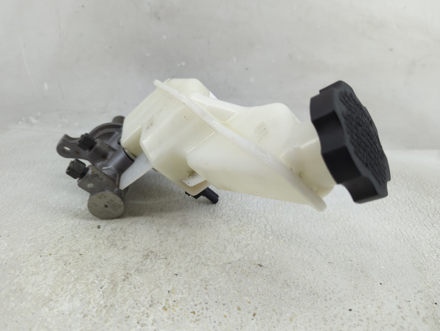 2013-2019 Hyundai Santa Fe Brake Master Cylinder 1312710 - Oemusedautoparts1.com