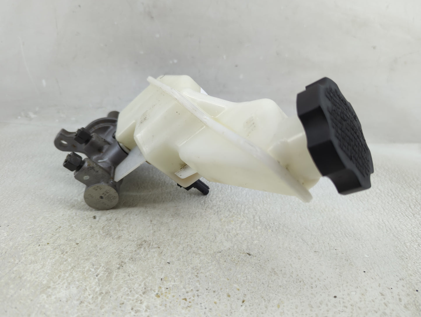 2013-2019 Hyundai Santa Fe Brake Master Cylinder 1312710 - Oemusedautoparts1.com