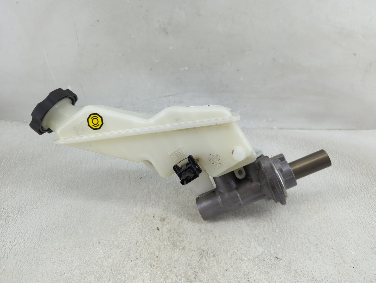 2013-2019 Hyundai Santa Fe Brake Master Cylinder - Oemusedautoparts1.com