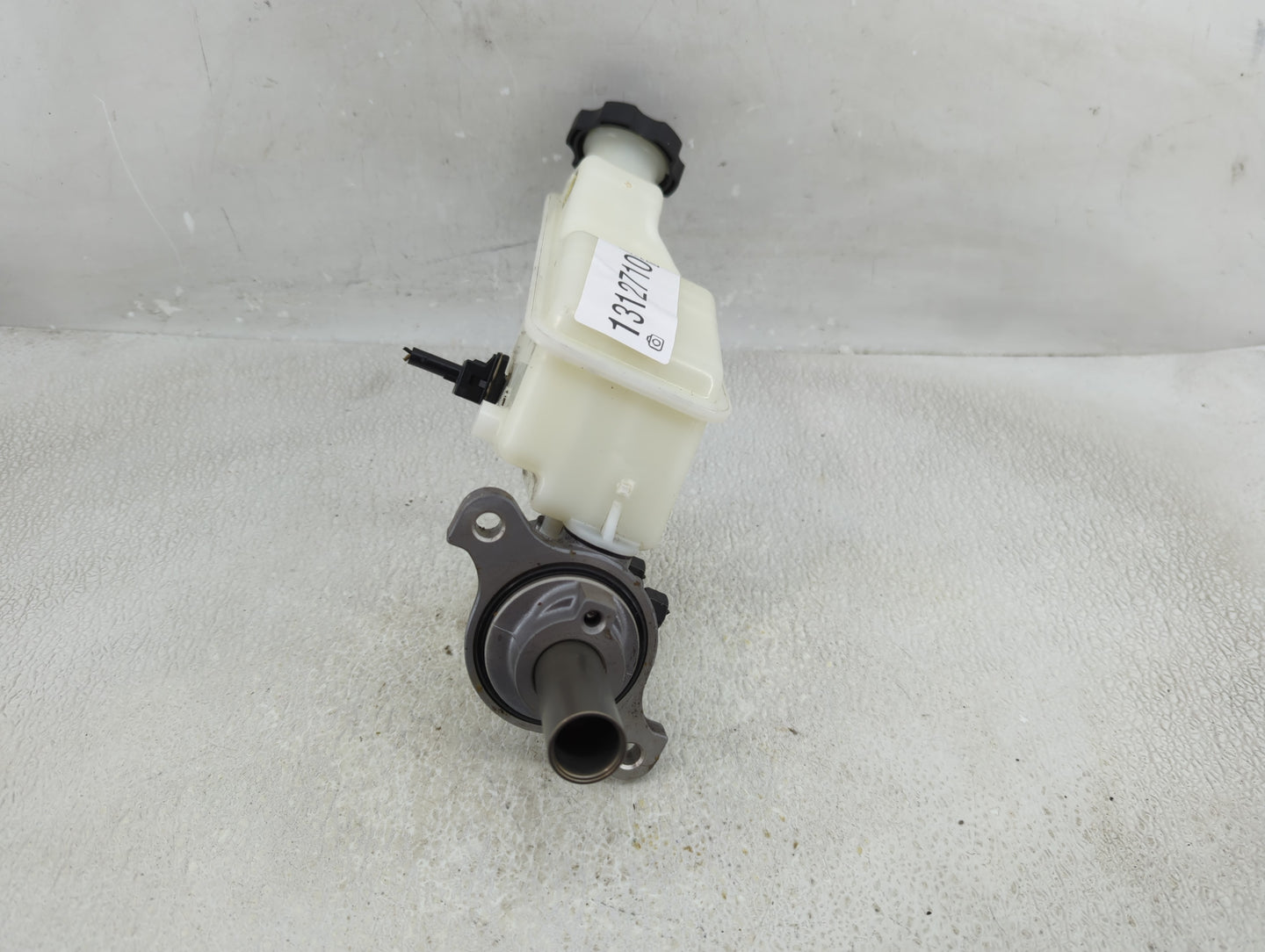 2013-2019 Hyundai Santa Fe Brake Master Cylinder - Oemusedautoparts1.com