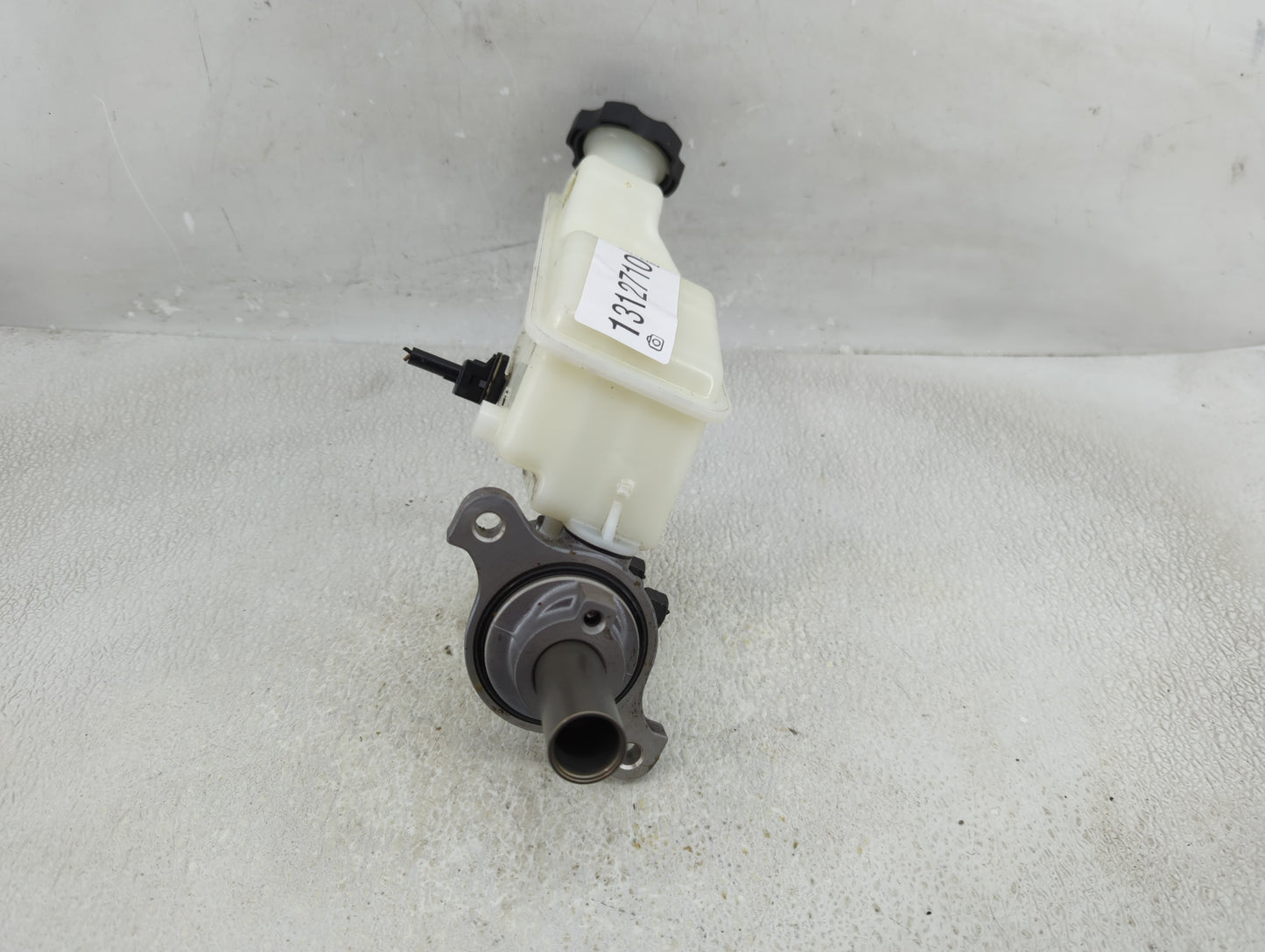 2013-2019 Hyundai Santa Fe Brake Master Cylinder 1312710 - Oemusedautoparts1.com
