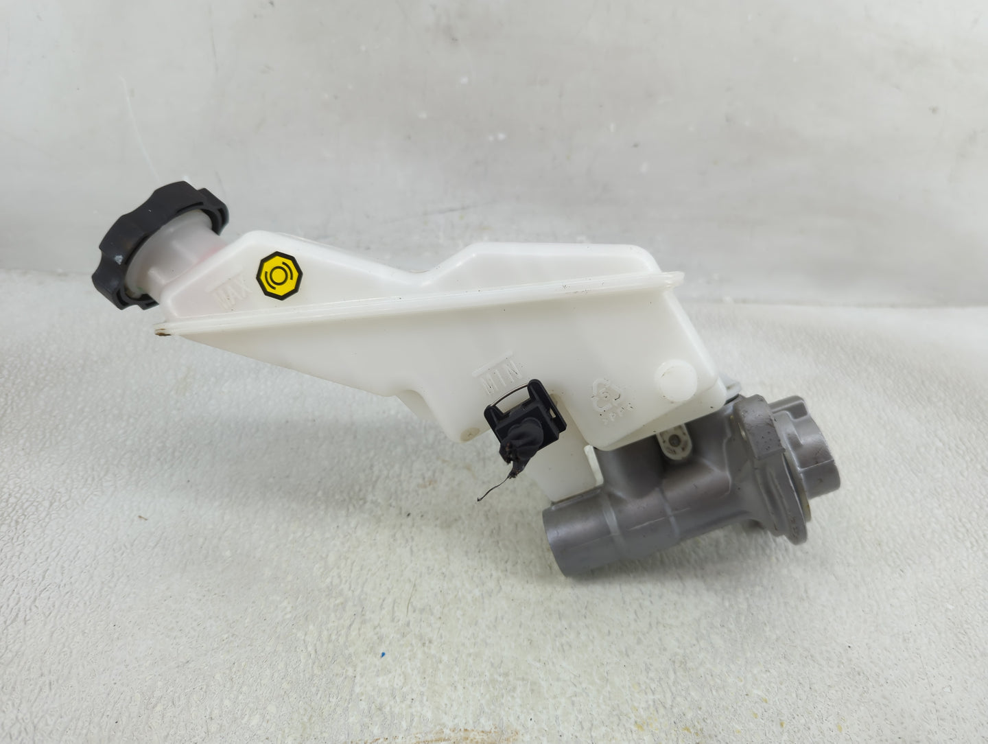 2013-2019 Hyundai Santa Fe Brake Master Cylinder 1312779 - Oemusedautoparts1.com