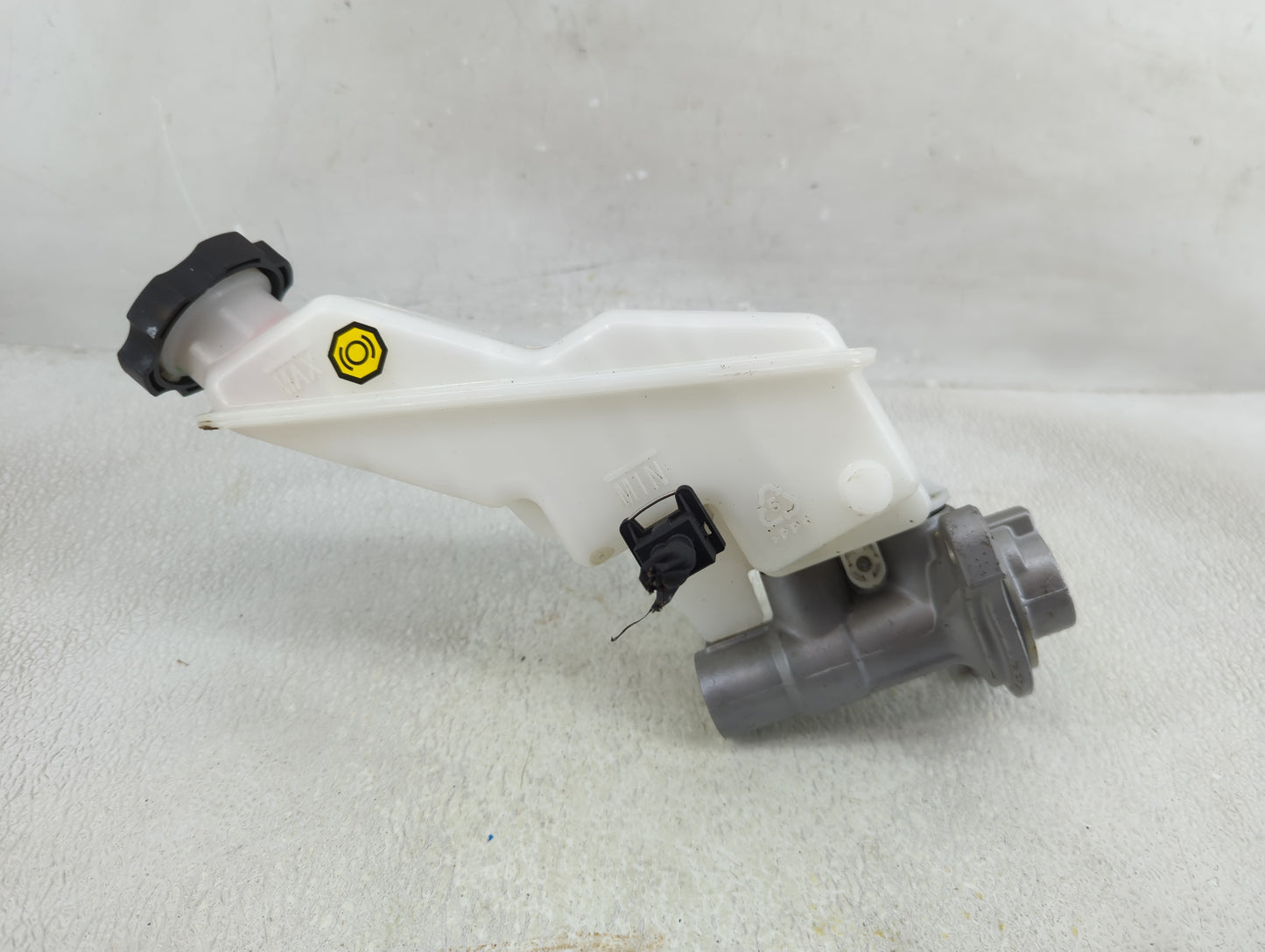 2013-2019 Hyundai Santa Fe Brake Master Cylinder 1312779 - Oemusedautoparts1.com