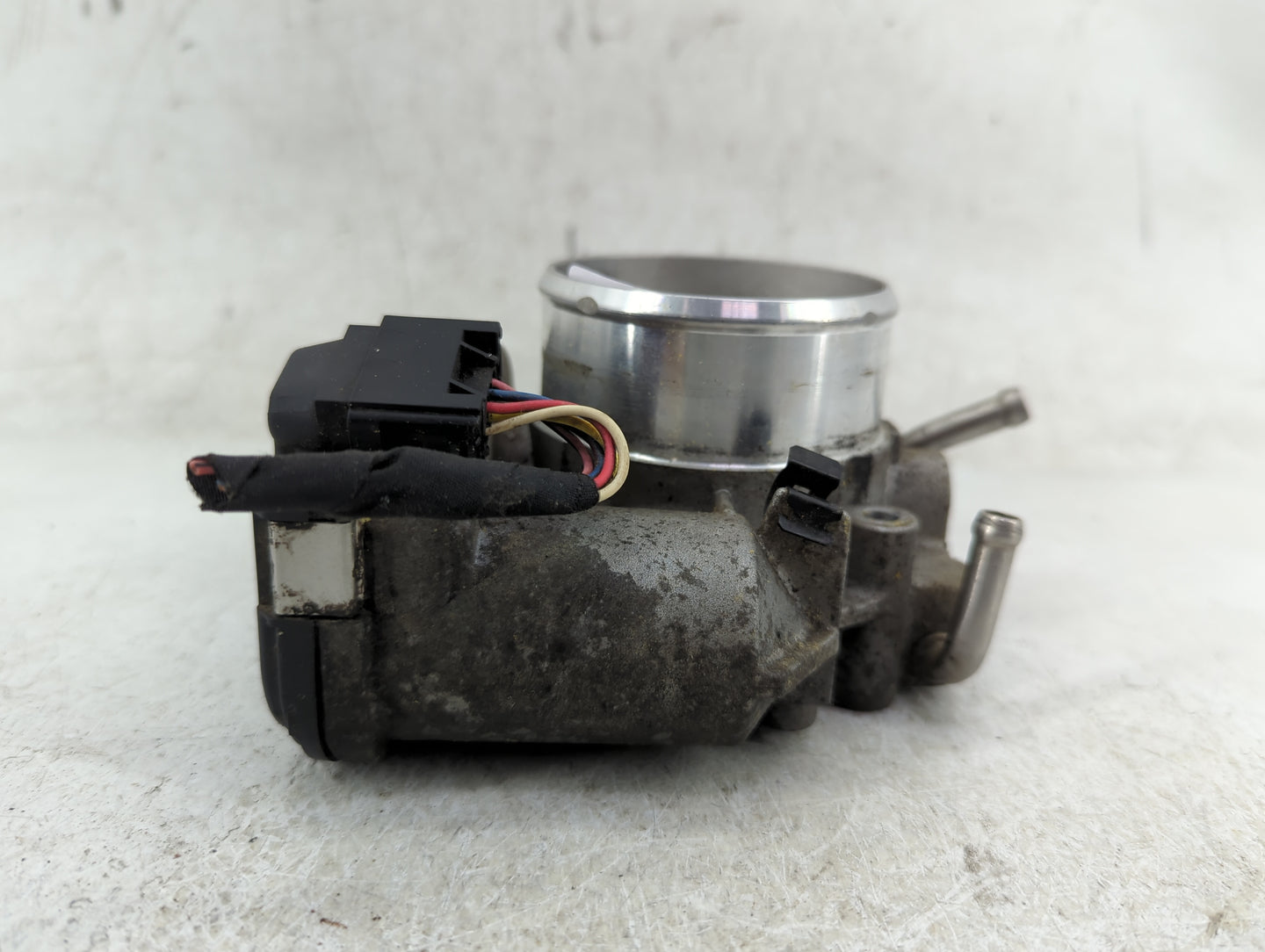 2016 Hyundai Santa Fe Throttle Body P/N:35100-2G700 Fits Fits 2011 2012 2013 2014 2015 OEM Used Auto Parts - Oemusedautopart