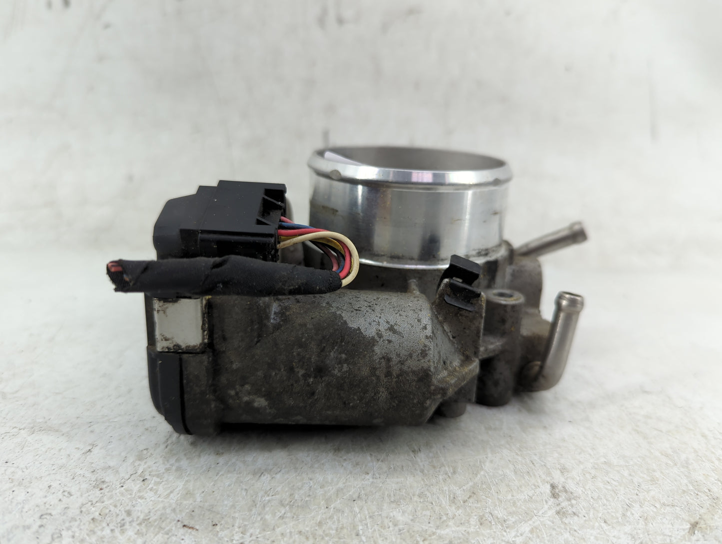 2016 Hyundai Santa Fe Throttle Body P/N:35100-2G700 Fits Fits 2011 2012 2013 2014 2015 OEM Used Auto Parts - Oemusedautopart