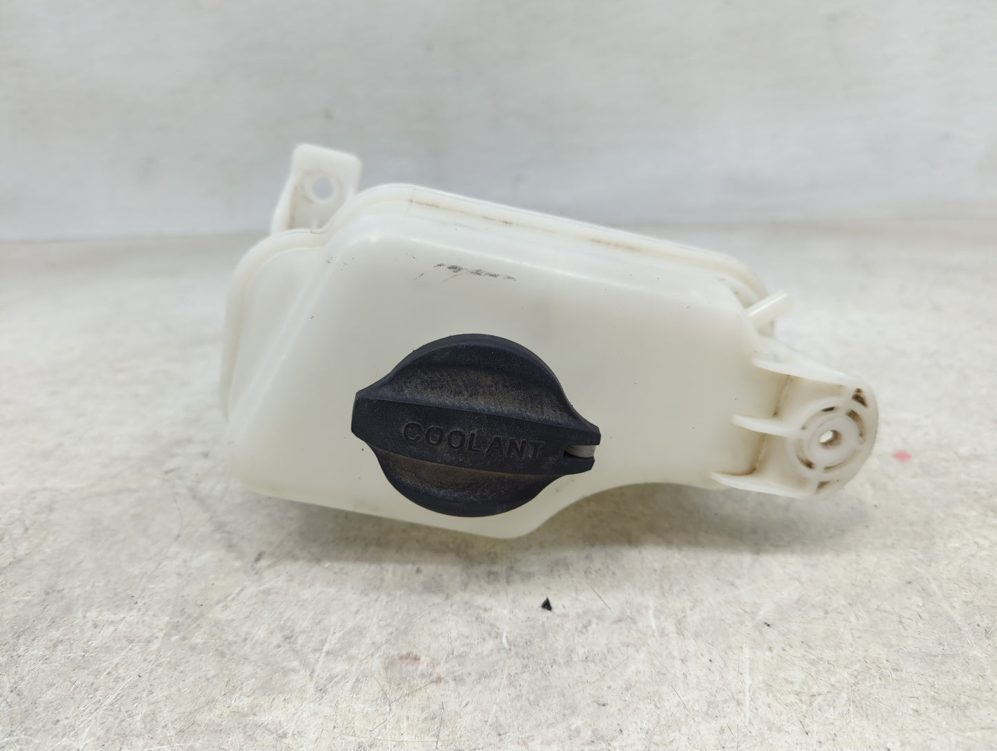 2013 Hyundai Santa Fe Radiator Coolant Overflow Expansion Tank Bottle 1409763 - Oemusedautoparts1.com