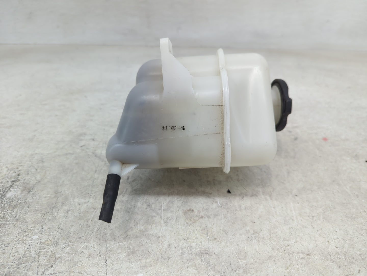 2013 Hyundai Santa Fe Radiator Coolant Overflow Expansion Tank Bottle 1409763 - Oemusedautoparts1.com