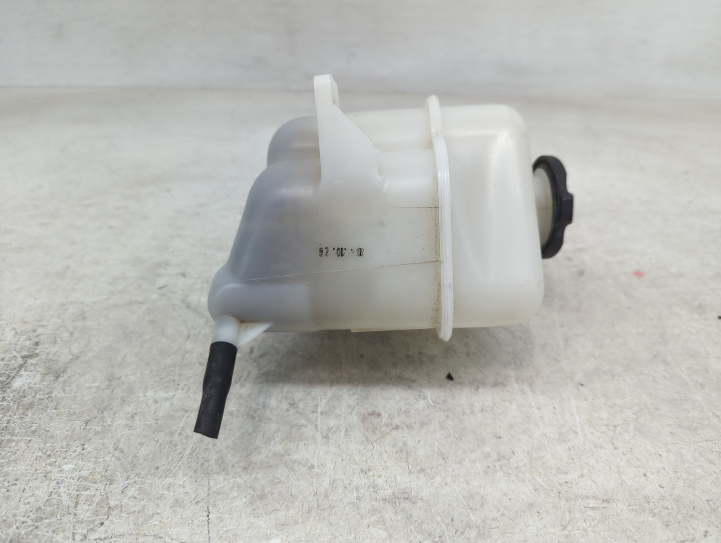 2013 Hyundai Santa Fe Radiator Coolant Overflow Expansion Tank Bottle 1409763 - Oemusedautoparts1.com