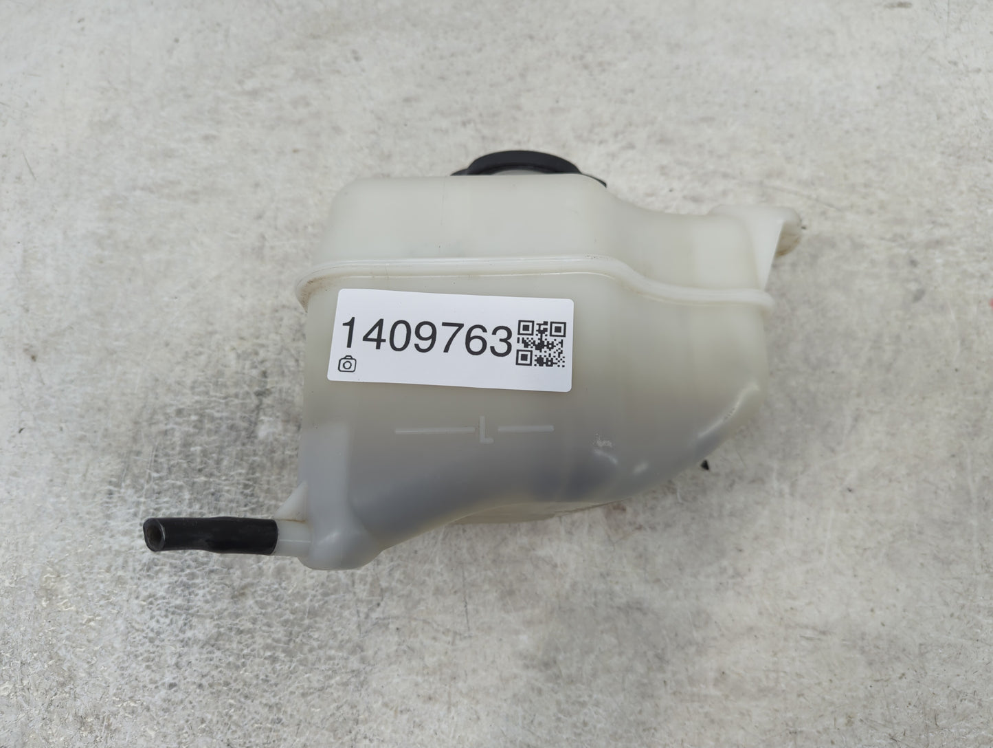 2013 Hyundai Santa Fe Radiator Coolant Overflow Expansion Tank Bottle - Oemusedautoparts1.com