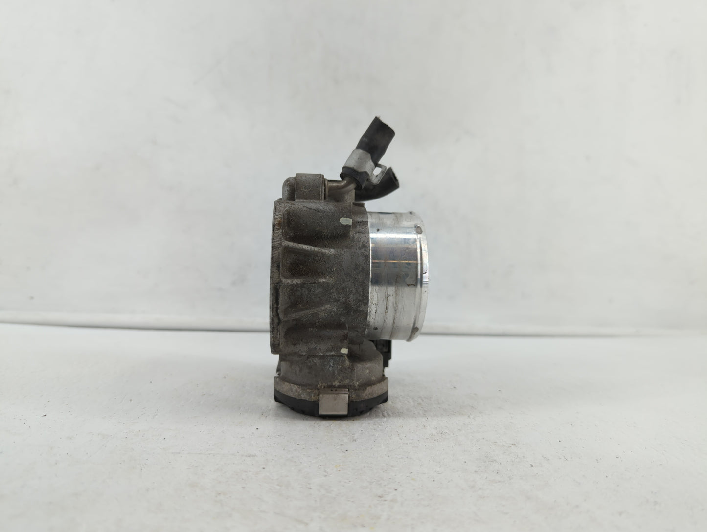 2016 Hyundai Santa Fe Throttle Body P/N:35100-2G700 Fits Fits 2011 2012 2013 2014 2015 OEM Used Auto Parts - Oemusedautopart