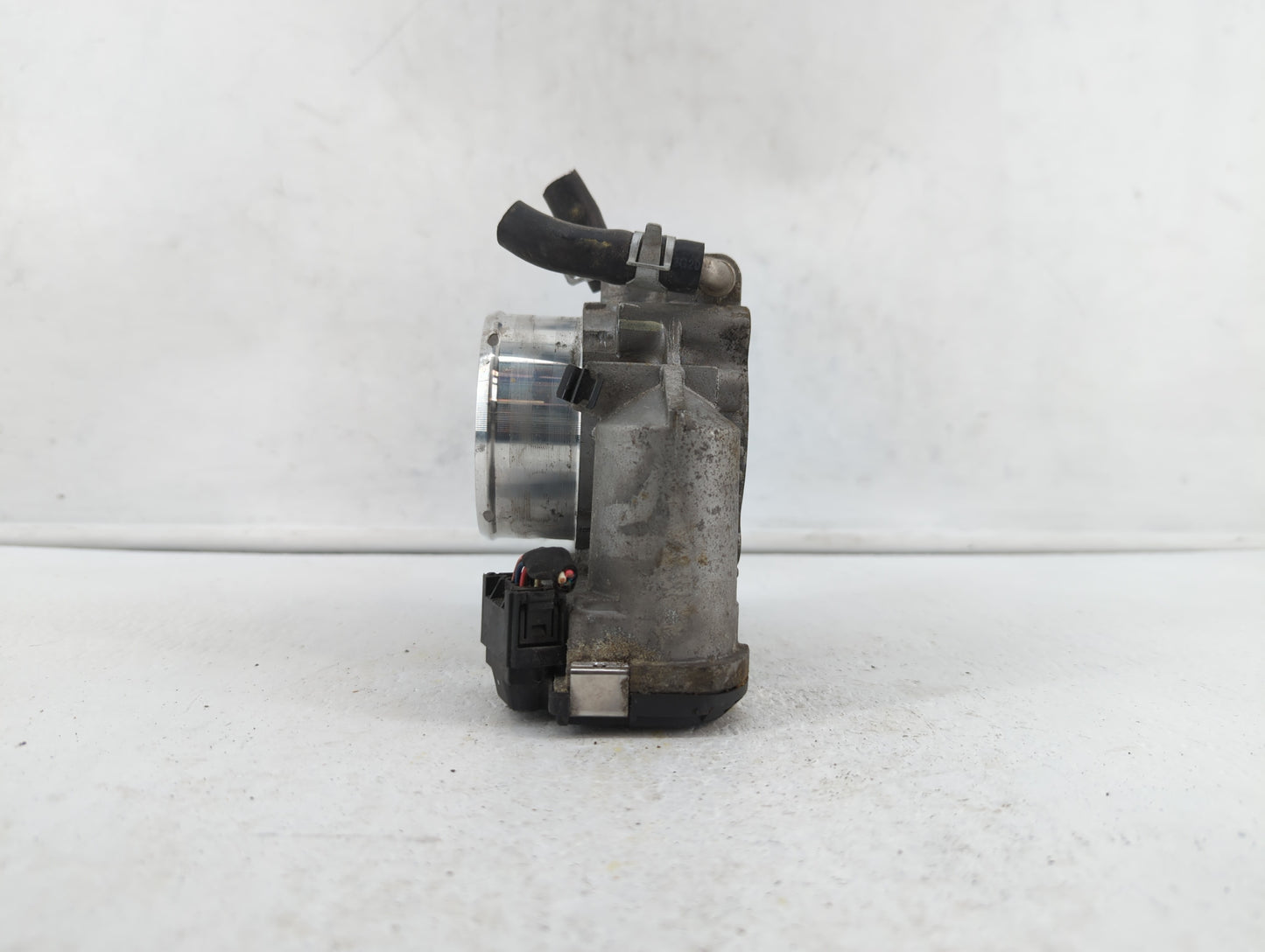 2016 Hyundai Santa Fe Throttle Body P/N:35100-2G700 Fits Fits 2011 2012 2013 2014 2015 OEM Used Auto Parts - Oemusedautopart