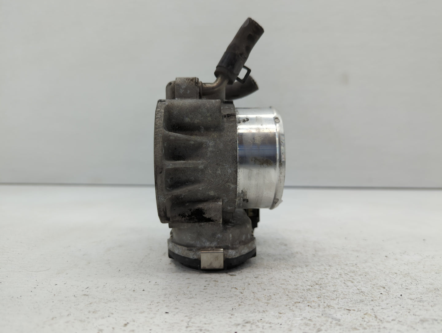 2016 Hyundai Santa Fe Throttle Body P/N:35100-2G700 Fits Fits 2011 2012 2013 2014 2015 OEM Used Auto Parts - Oemusedautopart