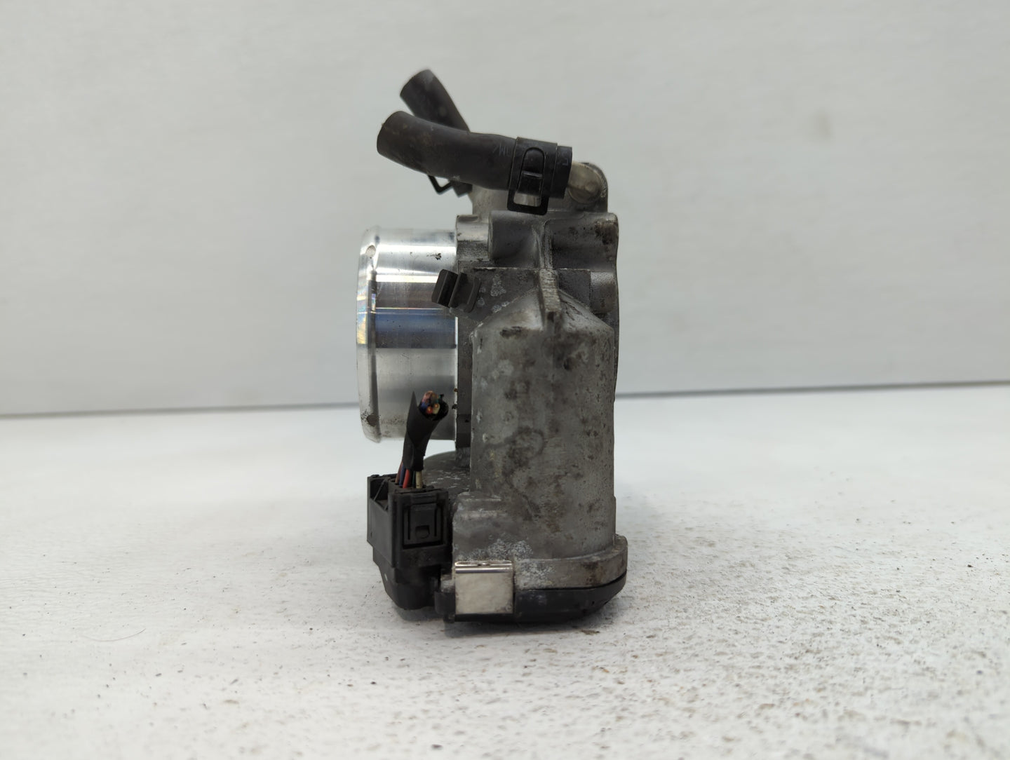 2016 Hyundai Santa Fe Throttle Body P/N:35100-2G700 Fits Fits 2011 2012 2013 2014 2015 OEM Used Auto Parts - Oemusedautopart
