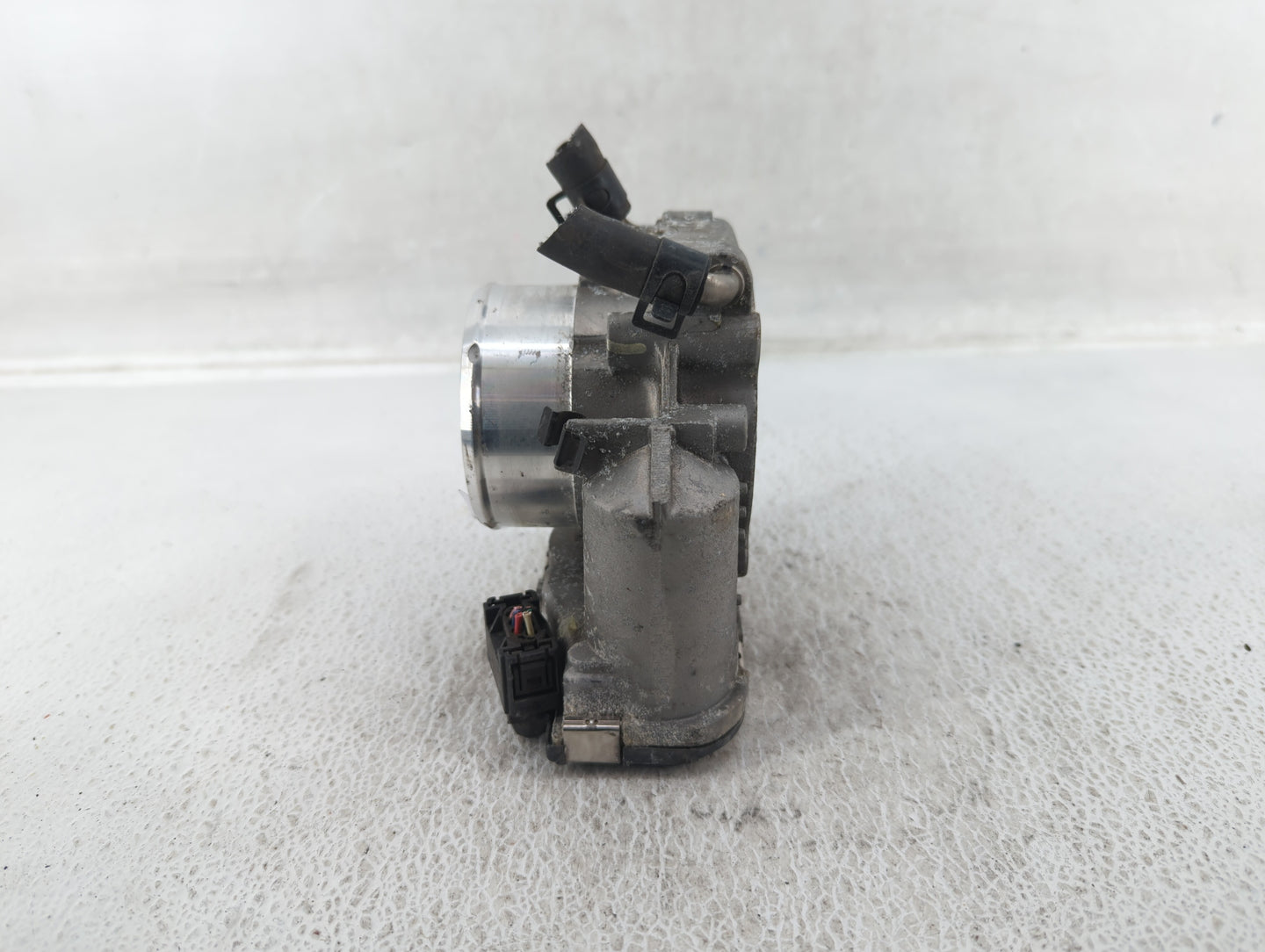 2016 Hyundai Santa Fe Throttle Body P/N:35100-2G700 Fits Fits 2011 2012 2013 2014 2015 OEM Used Auto Parts - Oemusedautopart