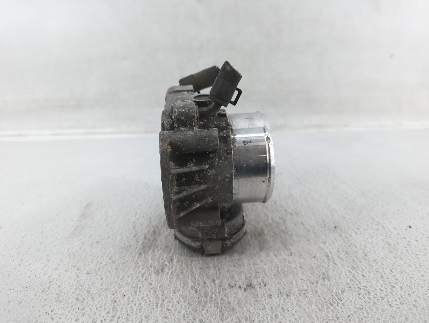 2016 Hyundai Santa Fe Throttle Body P/N:35100-2G700 Fits Fits 2011 2012 2013 2014 2015 OEM Used Auto Parts - Oemusedautopart