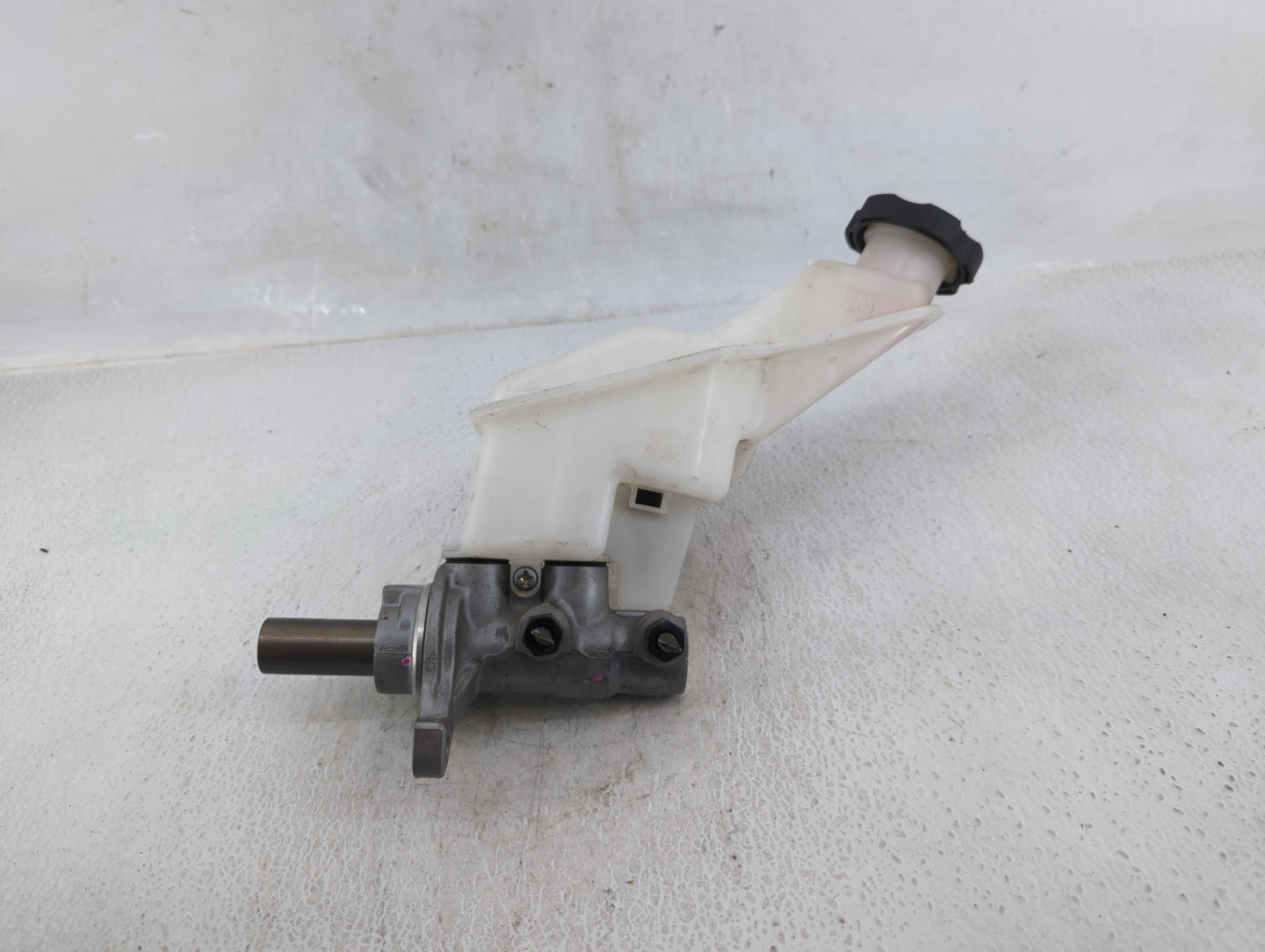 2013-2019 Hyundai Santa Fe Brake Master Cylinder - Oemusedautoparts1.com