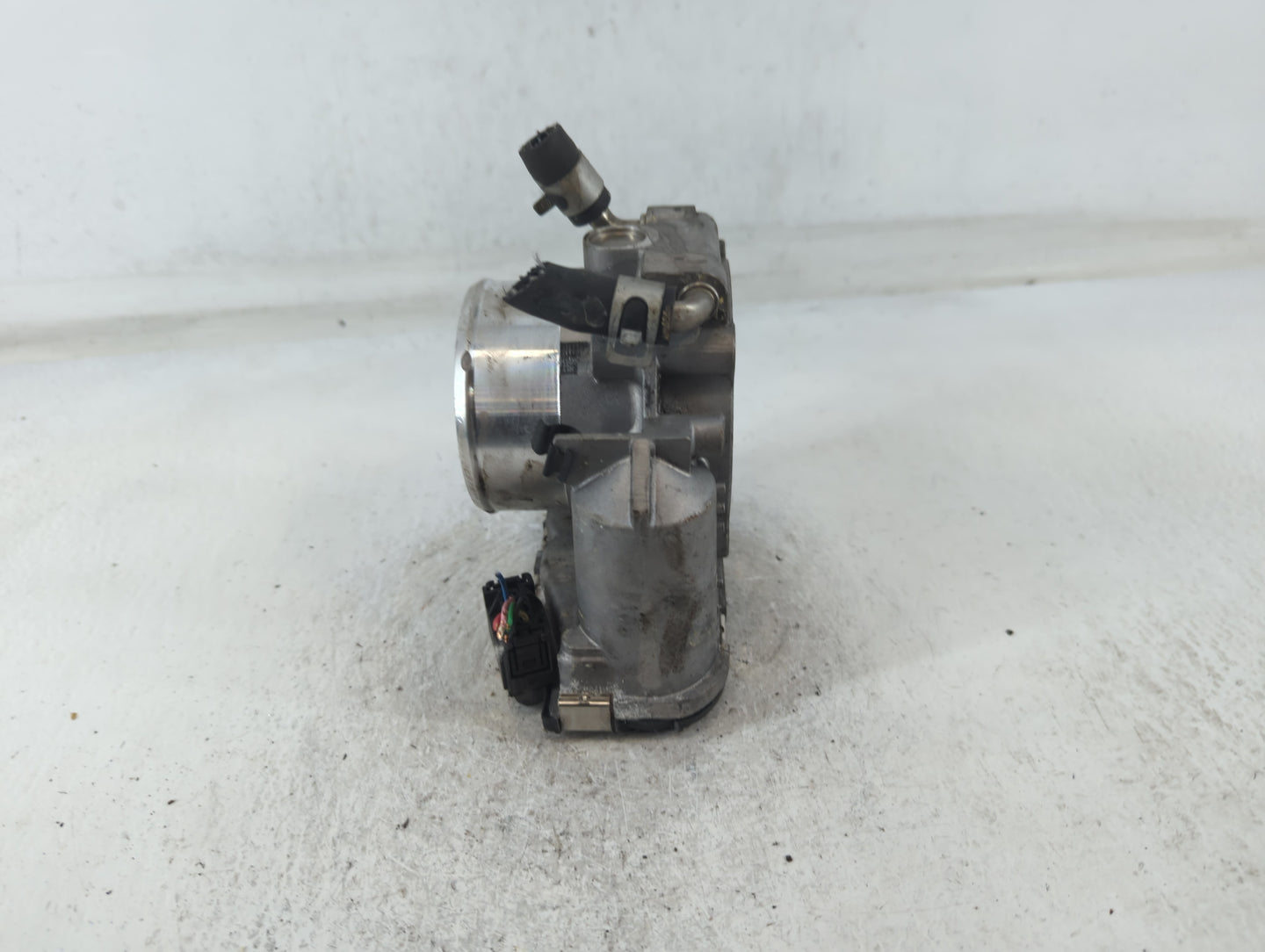 2016 Hyundai Santa Fe Throttle Body P/N:35100-2G700 Fits Fits 2011 2012 2013 2014 2015 OEM Used Auto Parts - Oemusedautopart