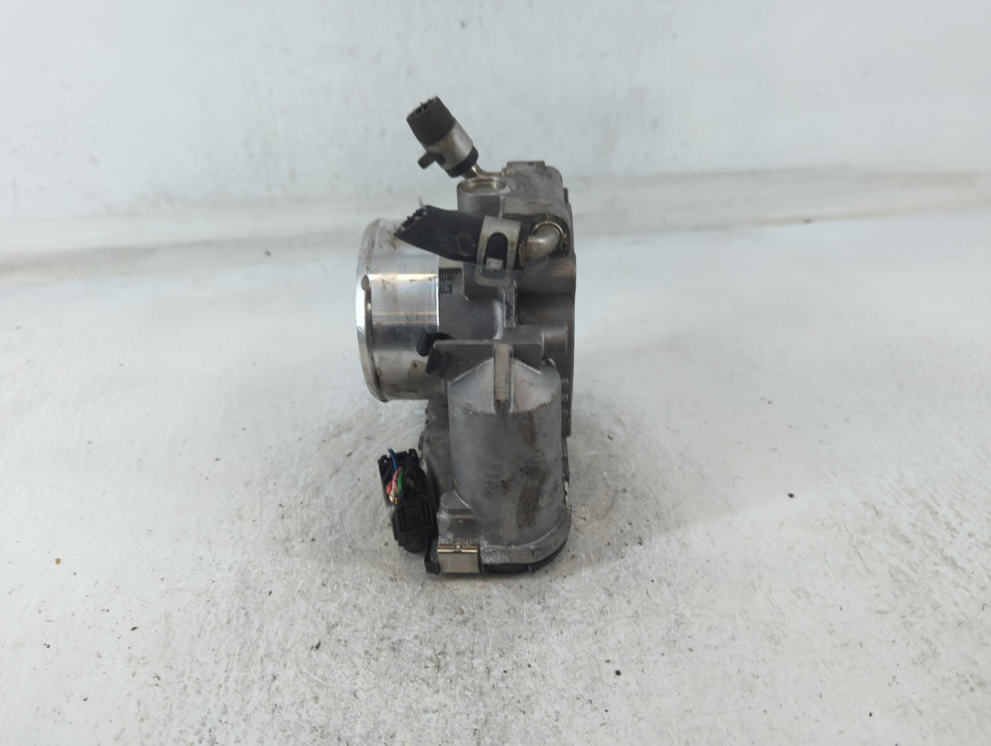 2016 Hyundai Santa Fe Throttle Body P/N:35100-2G700 Fits Fits 2011 2012 2013 2014 2015 OEM Used Auto Parts - Oemusedautopart