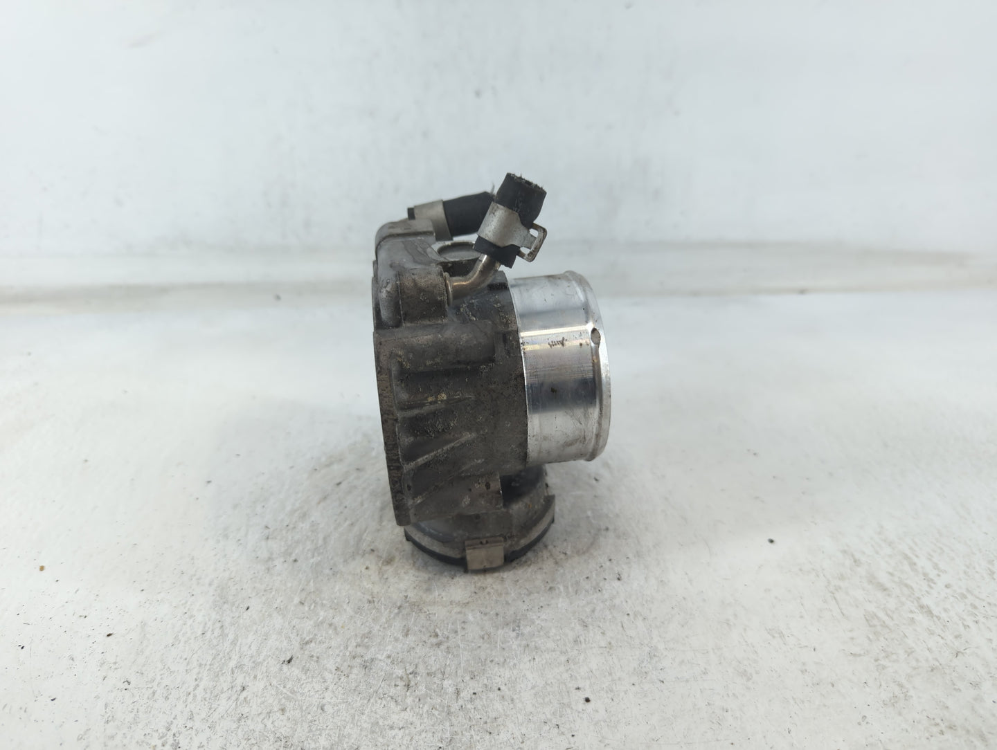 2016 Hyundai Santa Fe Throttle Body P/N:35100-2G700 Fits Fits 2011 2012 2013 2014 2015 OEM Used Auto Parts - Oemusedautopart