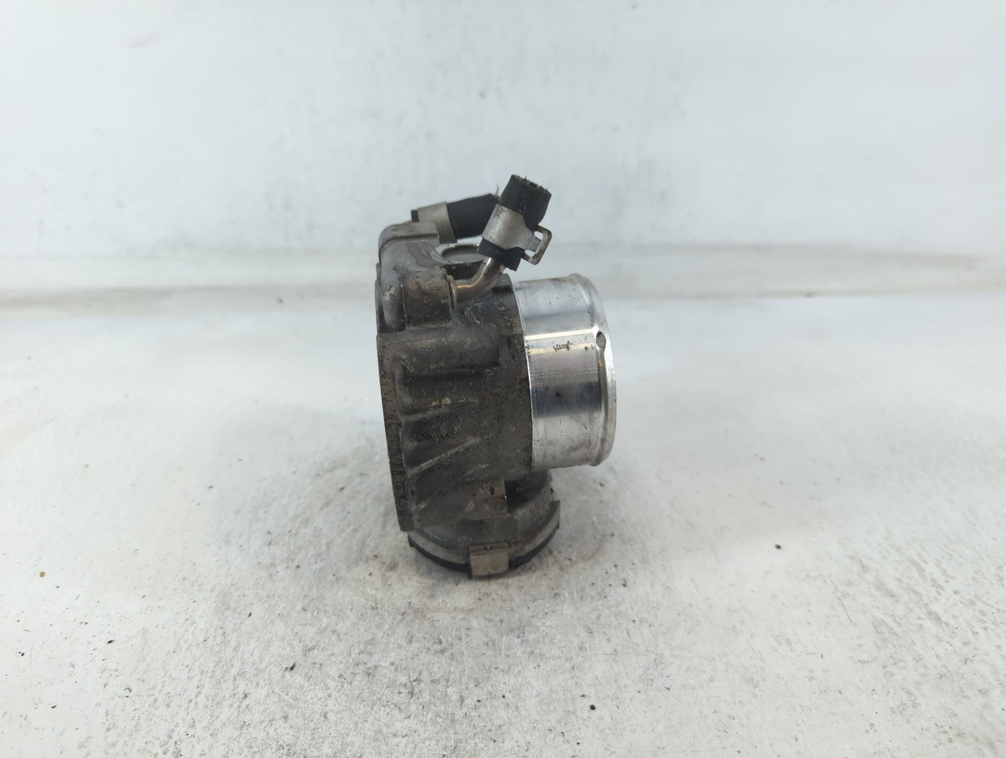 2016 Hyundai Santa Fe Throttle Body P/N:35100-2G700 Fits Fits 2011 2012 2013 2014 2015 OEM Used Auto Parts - Oemusedautopart