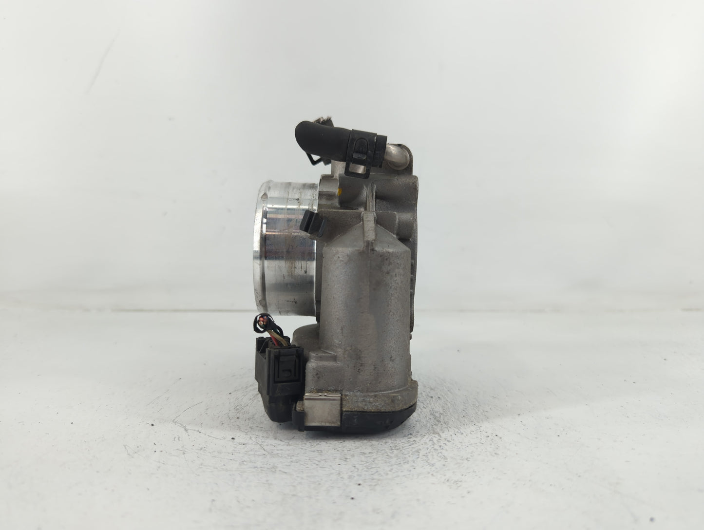2016 Hyundai Santa Fe Throttle Body P/N:35100-2G700 Fits Fits 2011 2012 2013 2014 2015 OEM Used Auto Parts - Oemusedautopart
