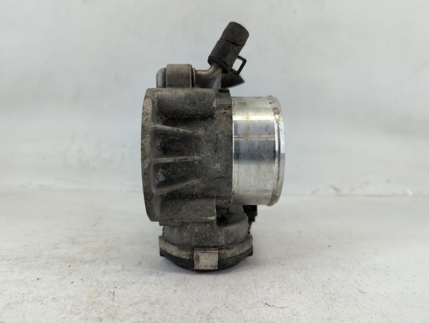2016 Hyundai Santa Fe Throttle Body P/N:35100-2G700 Fits Fits 2011 2012 2013 2014 2015 OEM Used Auto Parts - Oemusedautopart