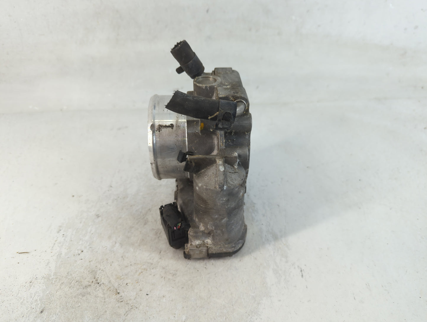 2016 Hyundai Santa Fe Throttle Body P/N:35100-2G700 Fits Fits 2011 2012 2013 2014 2015 OEM Used Auto Parts - Oemusedautopart