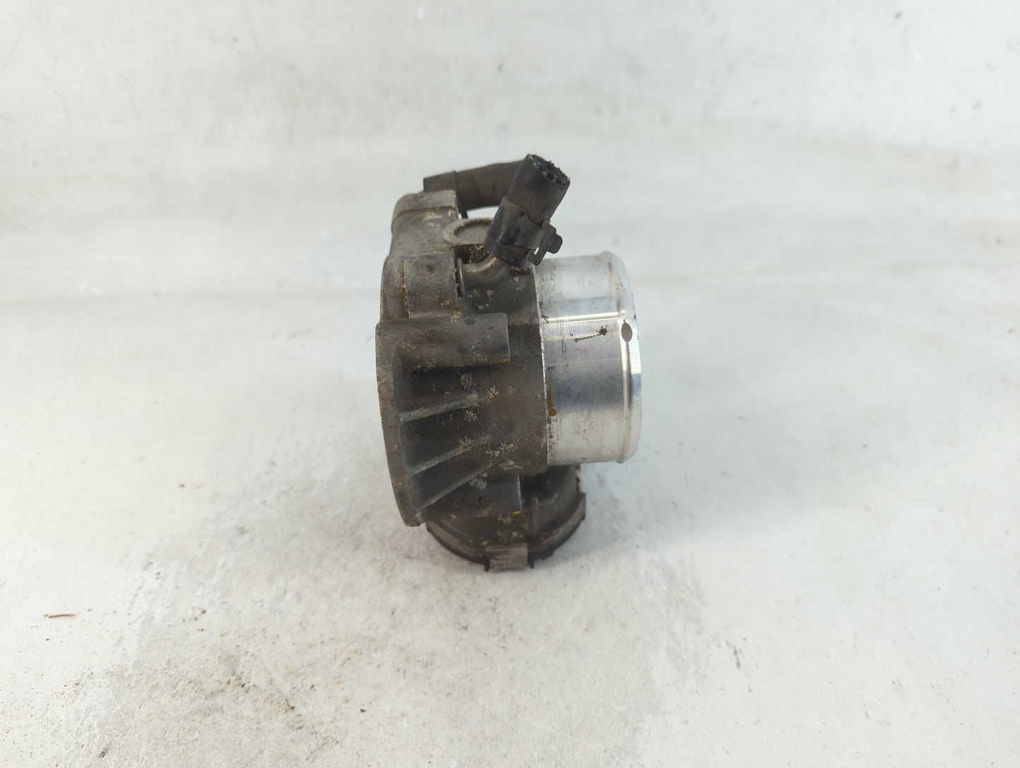 2016 Hyundai Santa Fe Throttle Body P/N:35100-2G700 Fits Fits 2011 2012 2013 2014 2015 OEM Used Auto Parts - Oemusedautopart