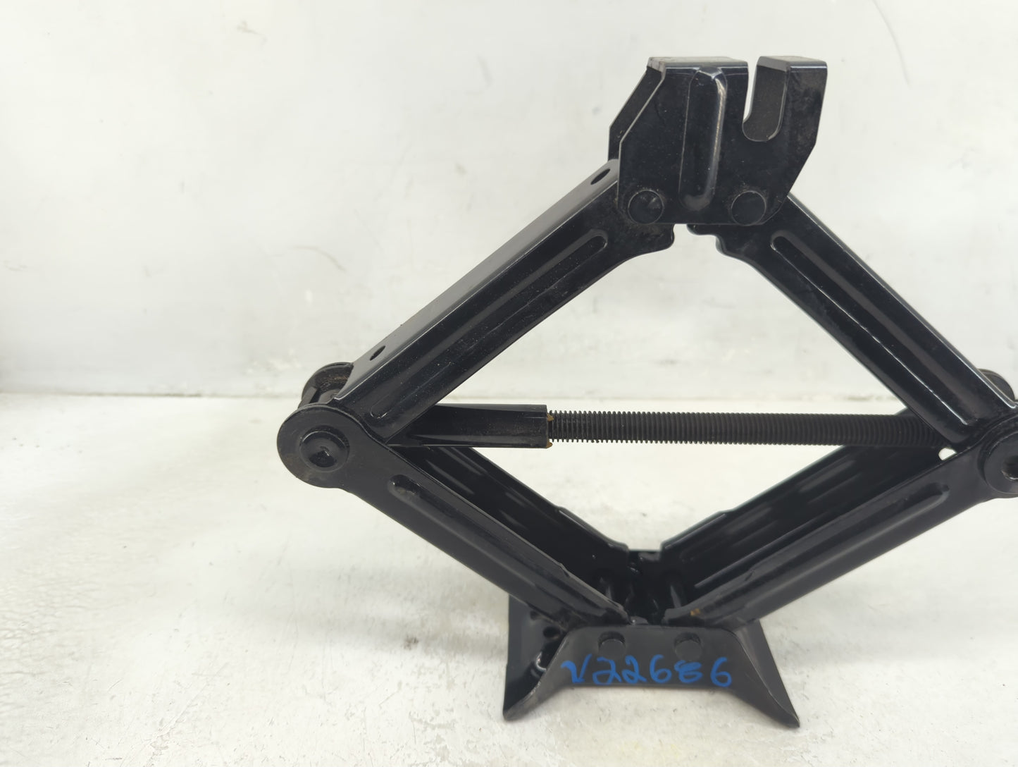 2016 Hyundai Sonata Spare Scissor Car Jack - Oemusedautoparts1.com
