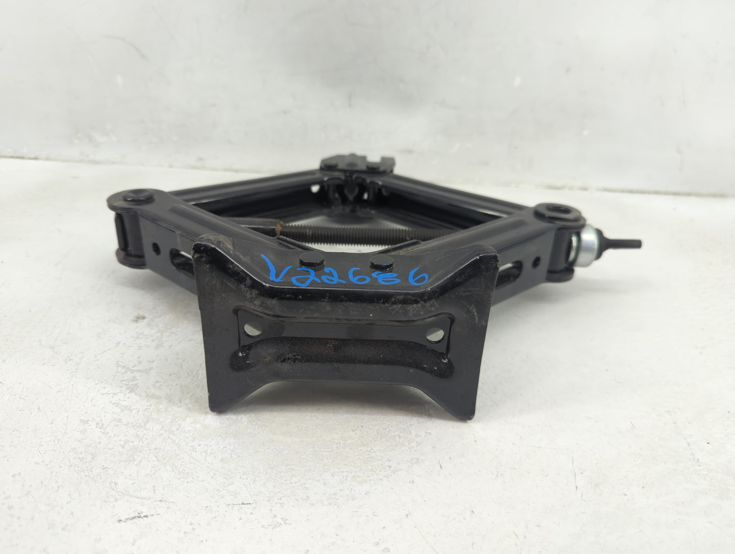 2016 Hyundai Sonata Spare Scissor Car Jack - Oemusedautoparts1.com