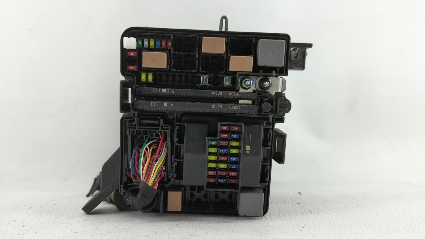 2016-2017 Hyundai Sonata Fusebox Fuse Box Panel Relay Module P/N:91277C2570LC Fits Fits 2016 2017 OEM Used Auto Parts - Oemu