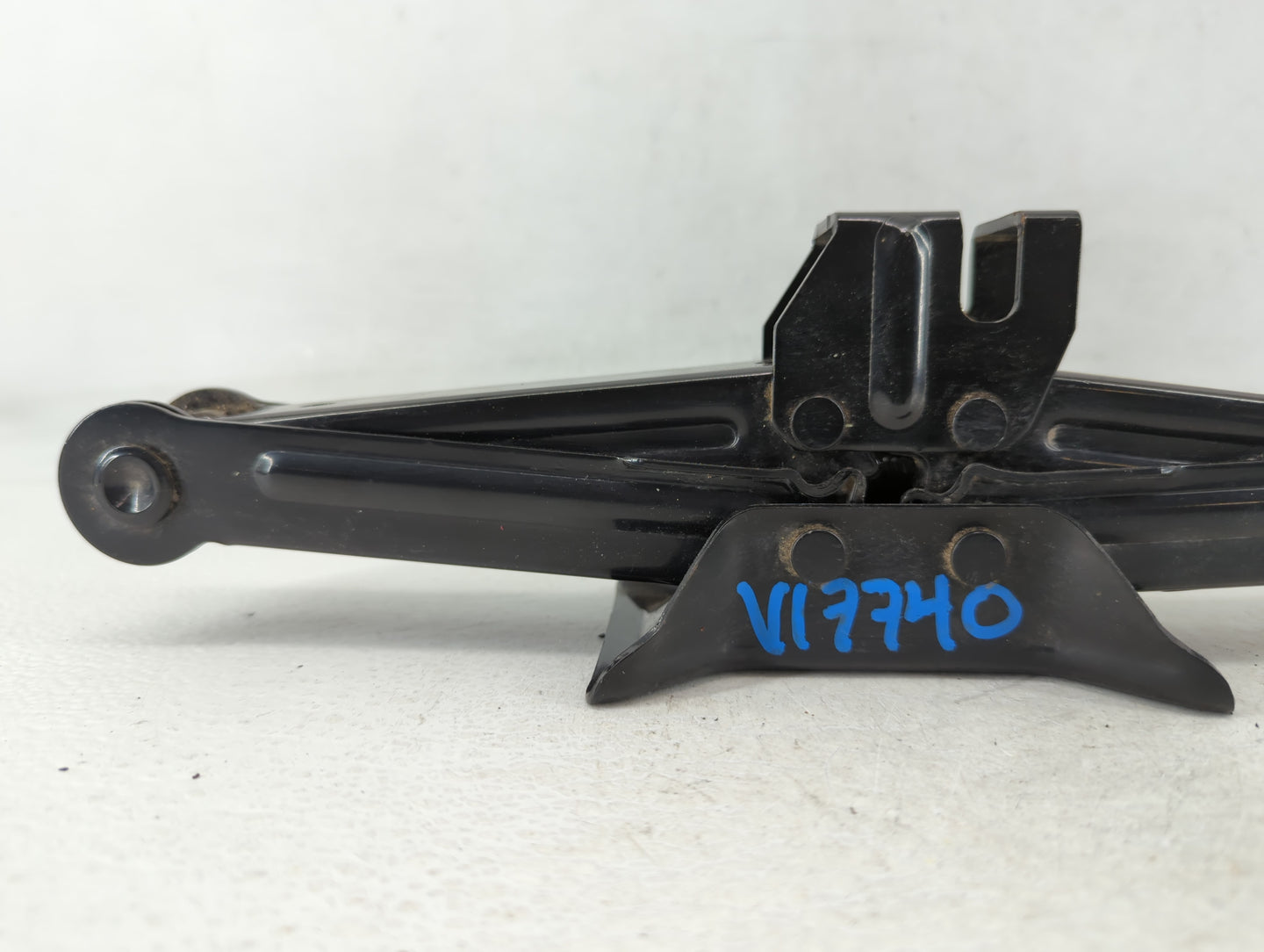2016 Hyundai Sonata Spare Scissor Car Jack 595907 - Oemusedautoparts1.com