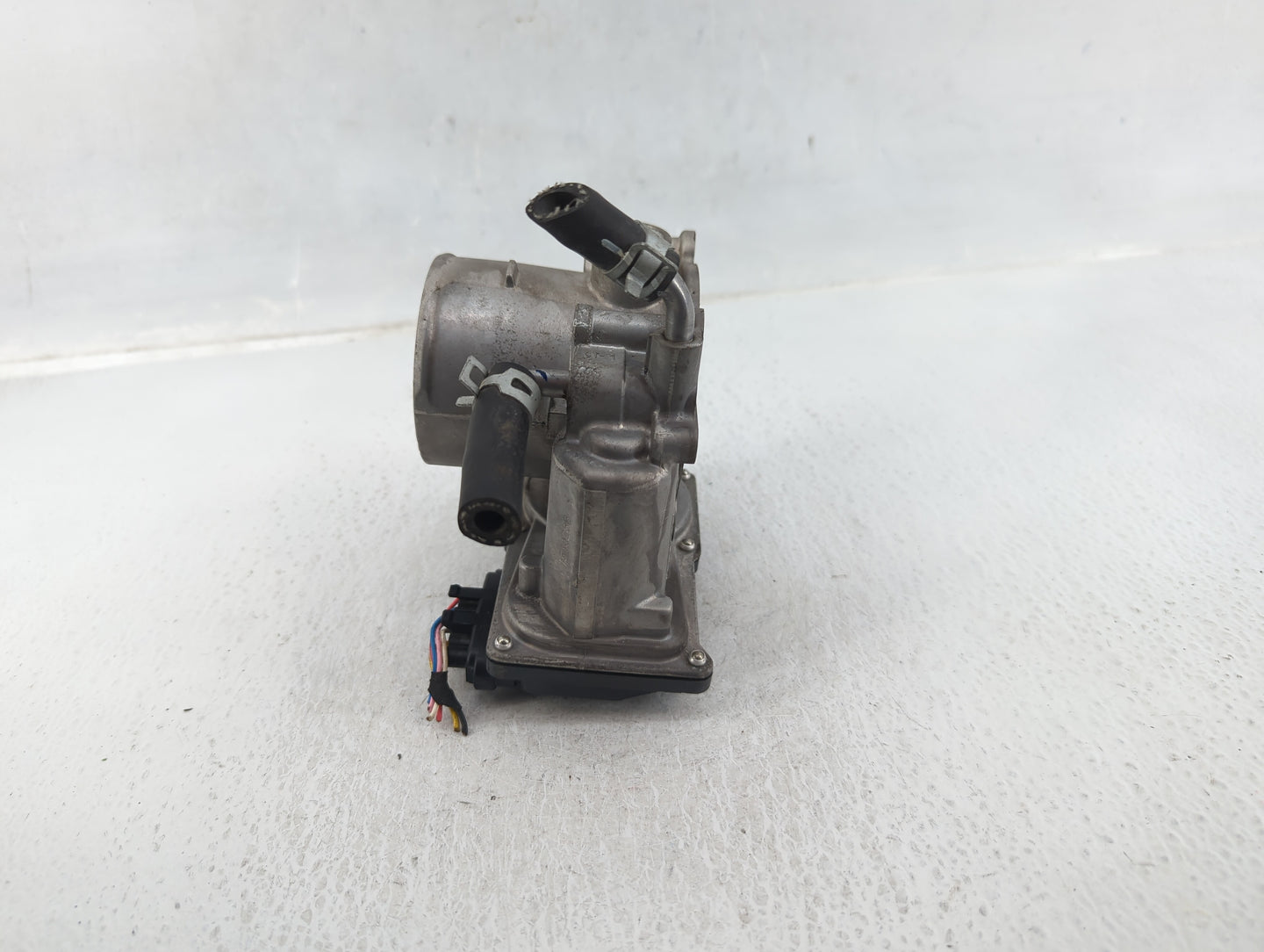 2016-2017 Hyundai Sonata Throttle Body P/N:5930 10S24 35100-2E610 Fits Fits 2016 2017 2018 2019 2020 OEM Used Auto Parts - O