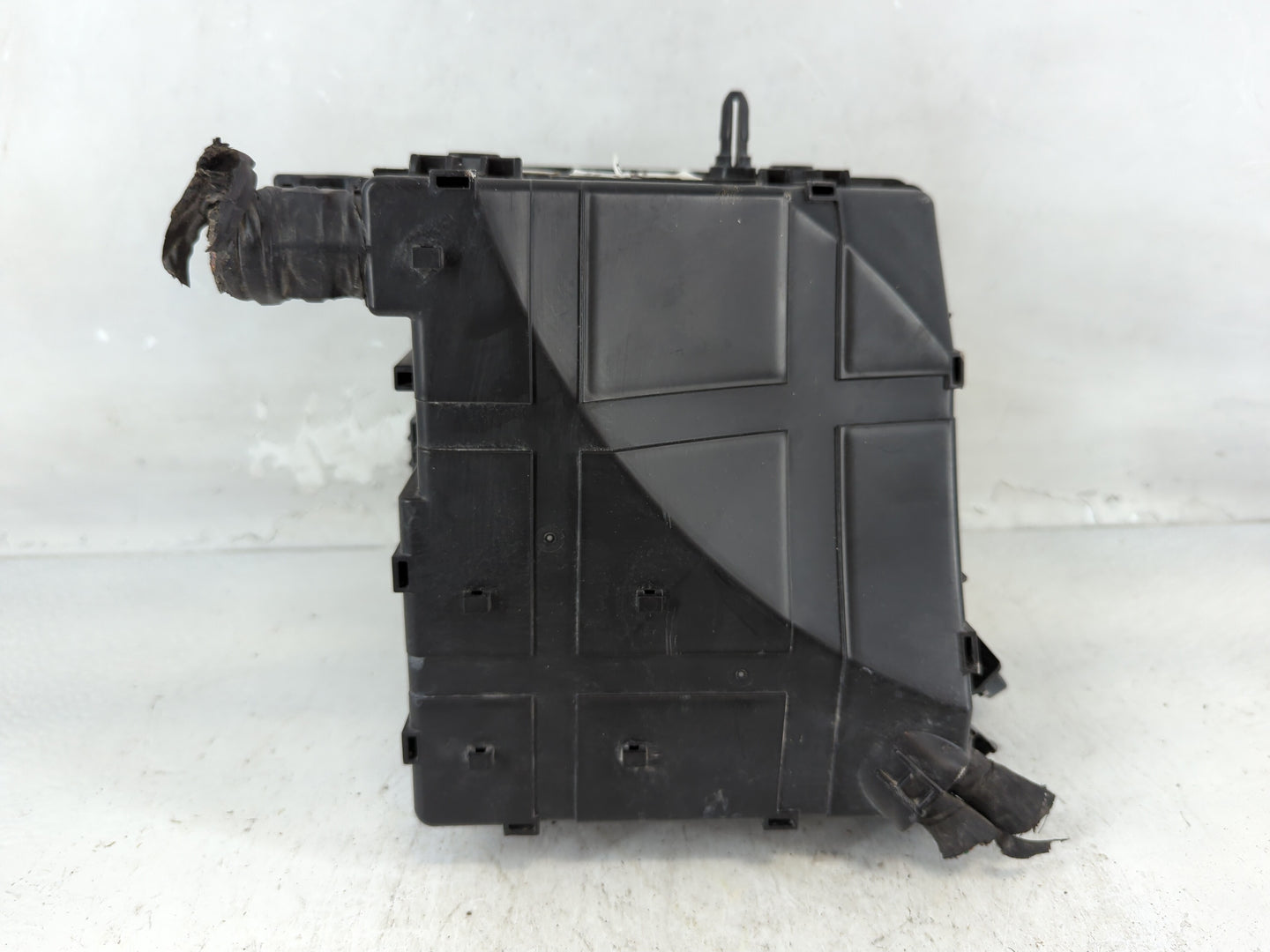 2016-2018 Hyundai Tucson Fusebox Fuse Box Panel Relay Module P/N:91422 D3150 Fits Fits 2016 2017 2018 OEM Used Auto Parts - 