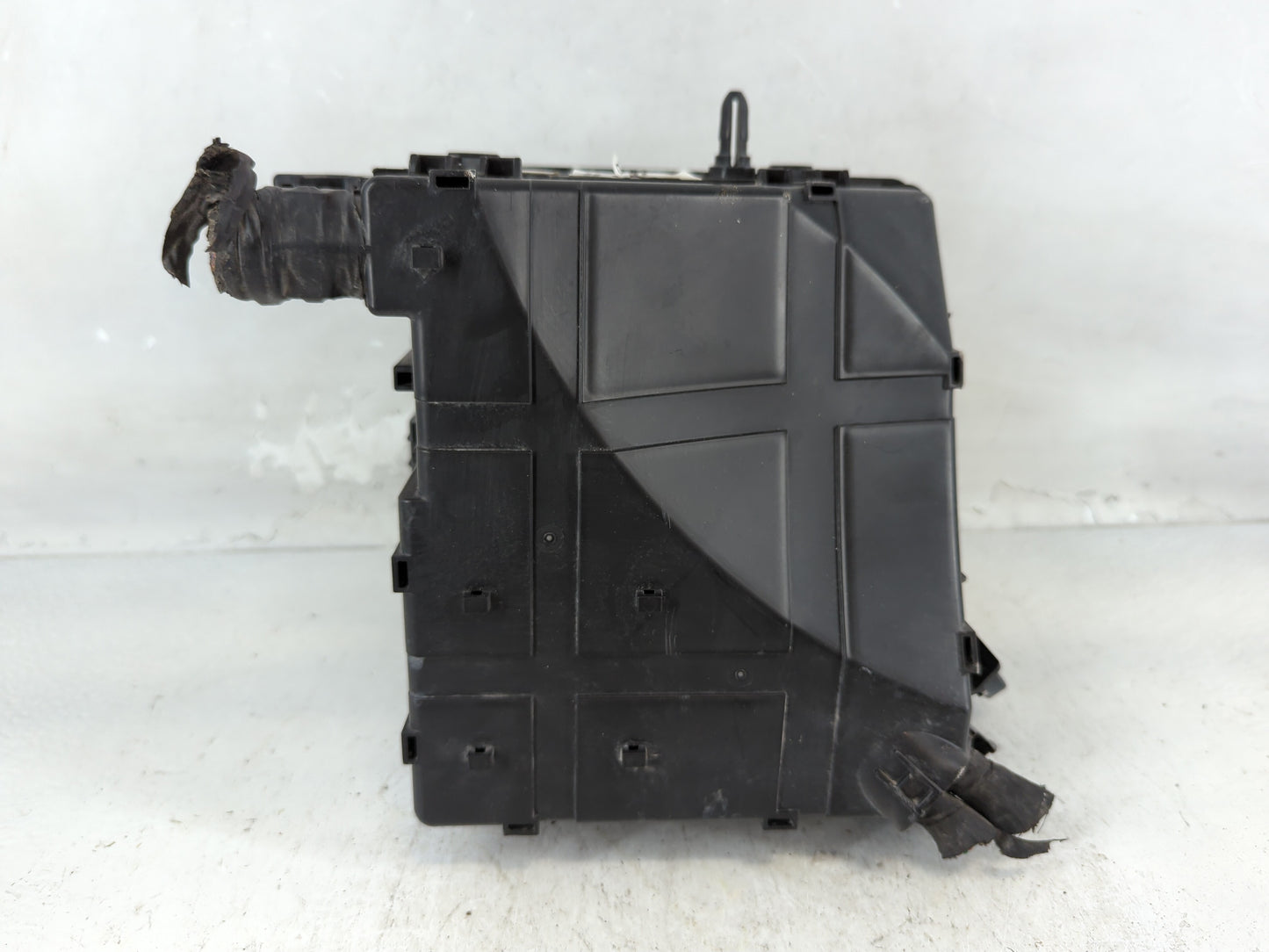 2016-2018 Hyundai Tucson Fusebox Fuse Box Panel Relay Module P/N:91422 D3150 Fits Fits 2016 2017 2018 OEM Used Auto Parts - 