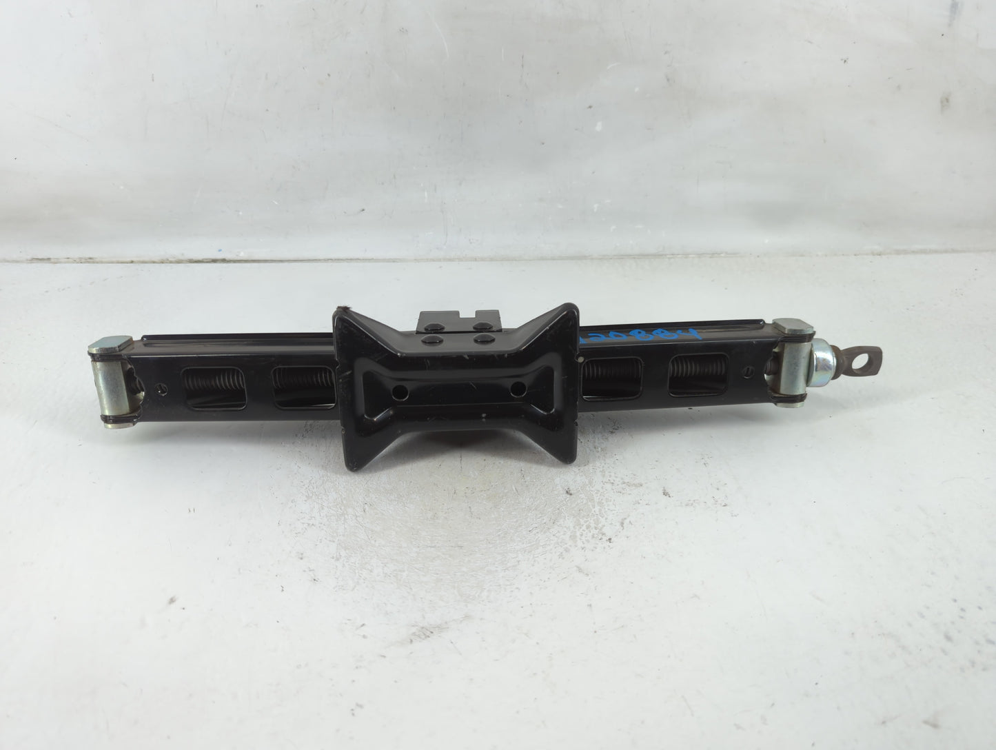 2016 Hyundai Tucson Spare Scissor Car Jack 1123375 - Oemusedautoparts1.com