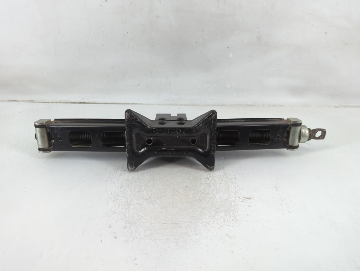 2016 Hyundai Tucson Spare Scissor Car Jack 1123443 - Oemusedautoparts1.com