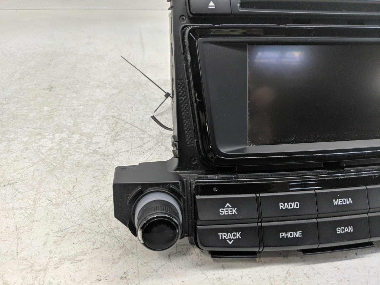 2016-2018 Hyundai Tucson Radio AM FM Cd Player Receiver Replacement P/N:96180-D31004X Fits Fits 2016 2017 2018 OEM Used Auto