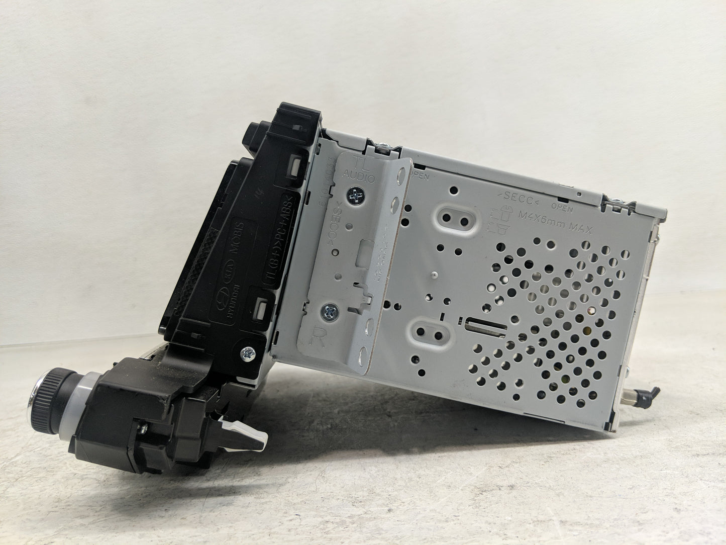 2016-2017 Hyundai Tucson Radio AM FM Cd Player Receiver Replacement P/N:96180-D31004X Fits Fits 2016 2017 OEM Used Auto Part