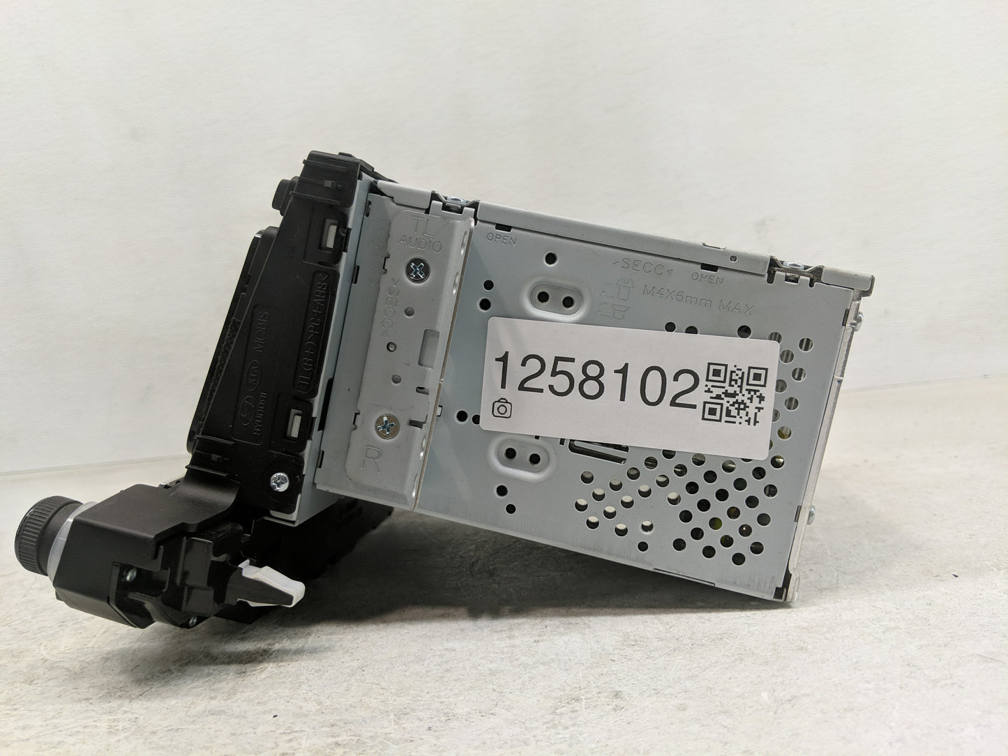 2016-2017 Hyundai Tucson Radio AM FM Cd Player Receiver Replacement P/N:96180-D31004X Fits Fits 2016 2017 OEM Used Auto Part