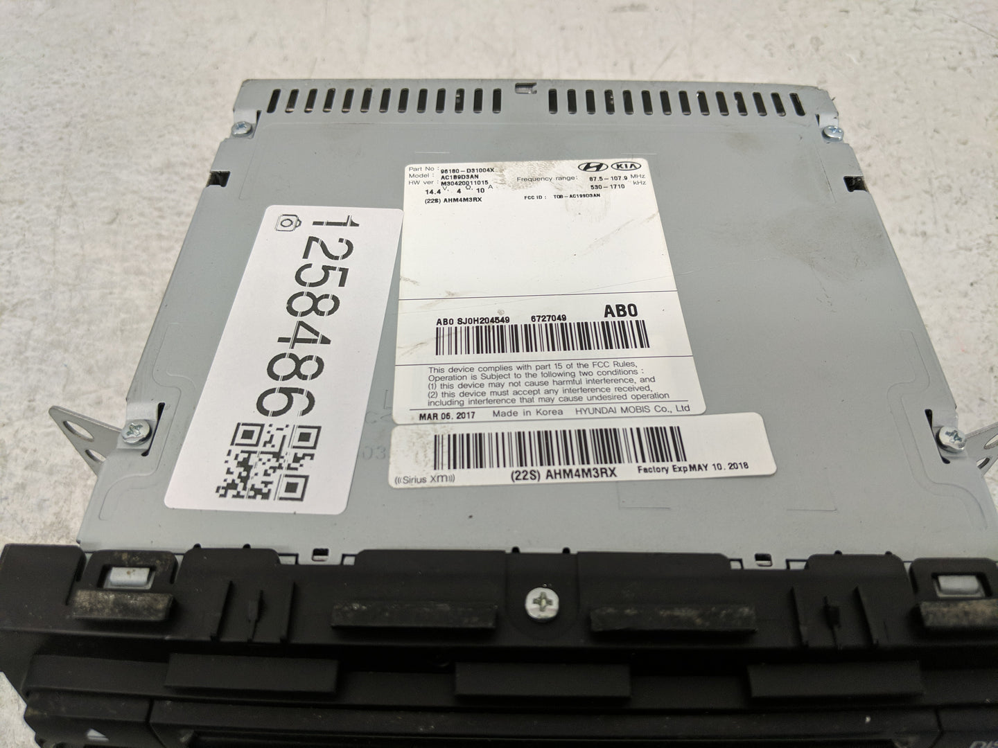 2016-2017 Hyundai Tucson Radio AM FM Cd Player Receiver Replacement P/N:96180-D31004X Fits Fits 2016 2017 OEM Used Auto Part
