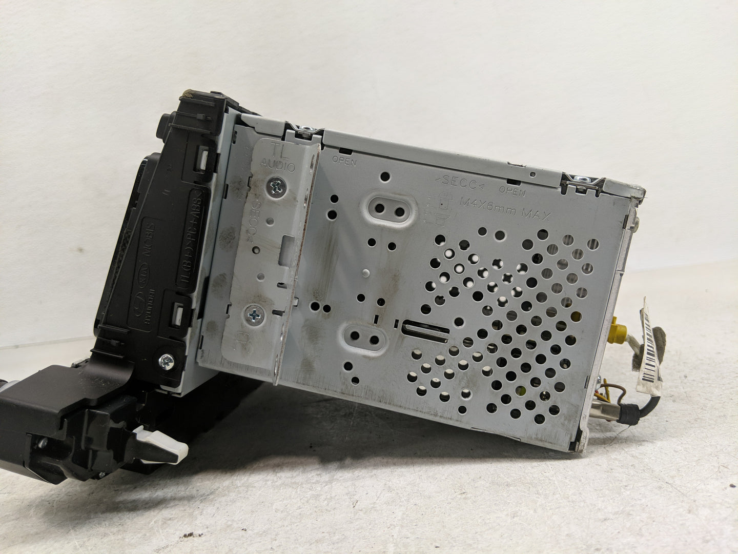 2016-2017 Hyundai Tucson Radio AM FM Cd Player Receiver Replacement P/N:96180-D31004X Fits Fits 2016 2017 OEM Used Auto Part