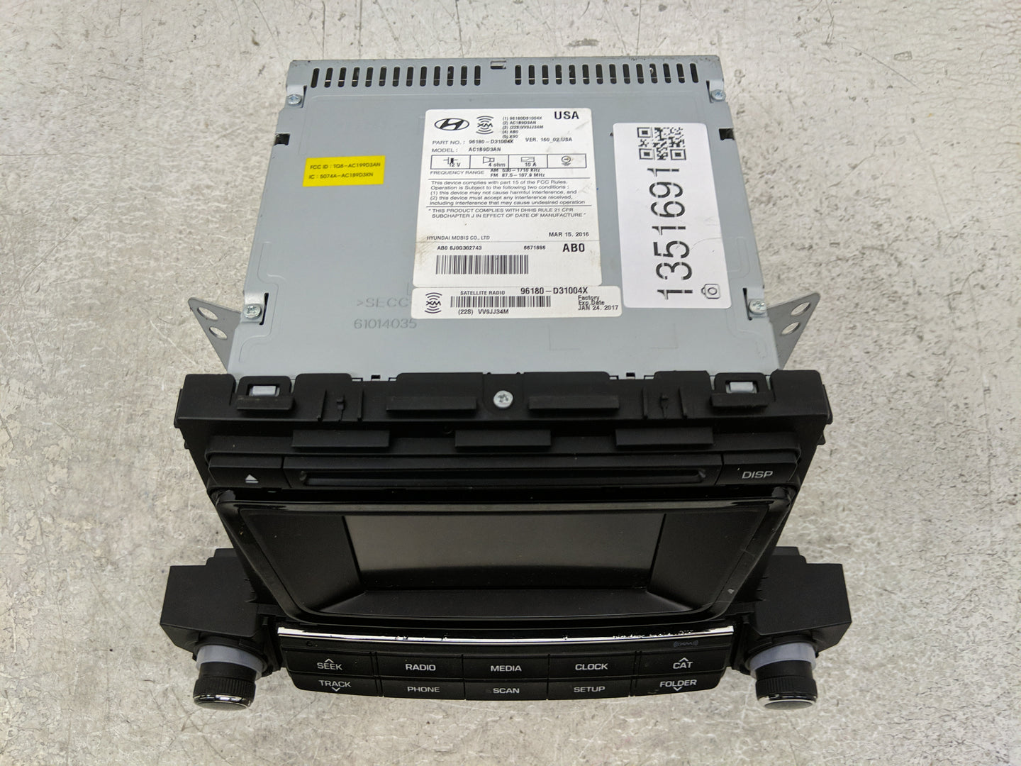 2016-2017 Hyundai Tucson Radio AM FM Cd Player Receiver Replacement P/N:96180-D31004X Fits Fits 2016 2017 OEM Used Auto Part