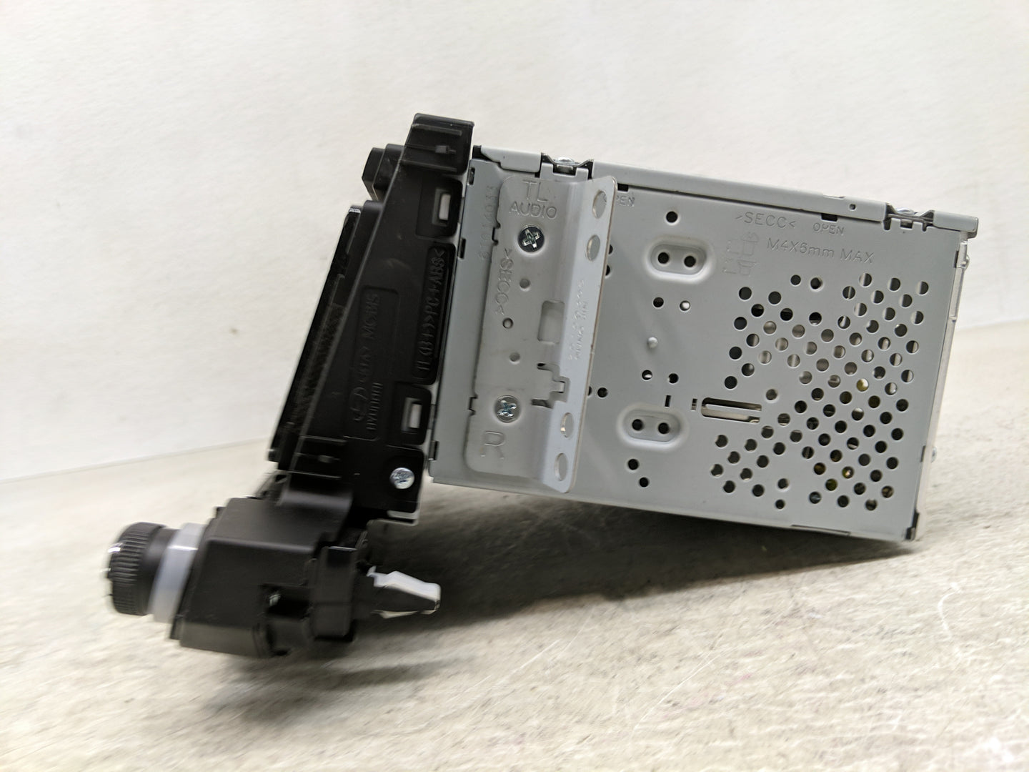 2016-2017 Hyundai Tucson Radio AM FM Cd Player Receiver Replacement P/N:96180-D31004X Fits Fits 2016 2017 OEM Used Auto Part