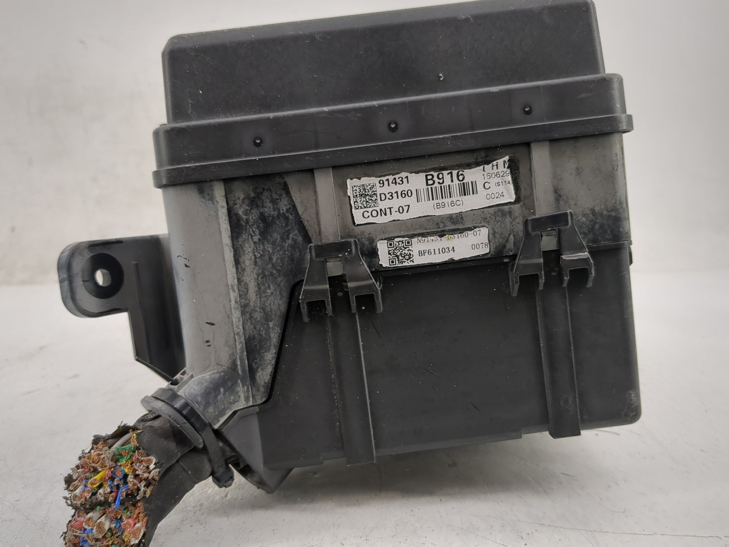 2016-2018 Hyundai Tucson Fusebox Fuse Box Panel Relay Module Fits Fits 2016 2017 2018 OEM Used Auto Parts - Oemusedautoparts