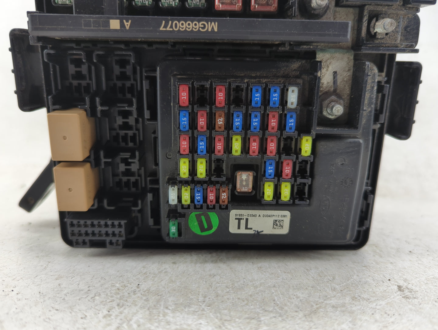 2016-2018 Hyundai Tucson Fusebox Fuse Box Panel Relay Module P/N:91941-D3021 Fits Fits 2016 2017 2018 OEM Used Auto Parts - 