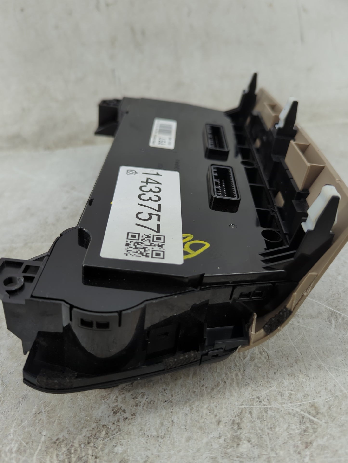 2016 Hyundai Tucson Climate Control Module Temperature AC/Heater Replacement P/N:97250-D3570YAK Fits OEM Used Auto Parts - O