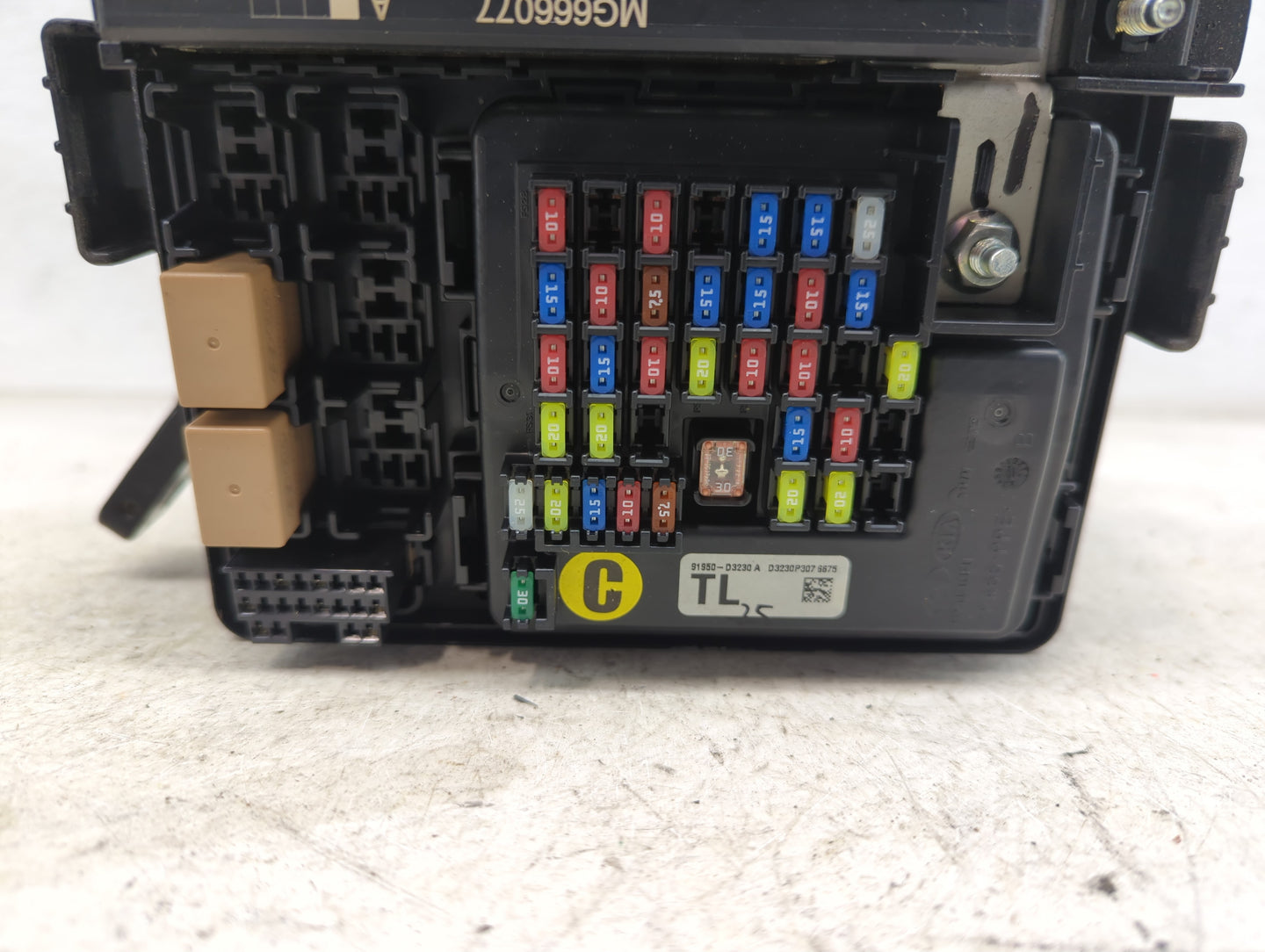 2016-2018 Hyundai Tucson Fusebox Fuse Box Panel Relay Module P/N:MG666077 91950-D3230, D3230P3076675 Fits Fits 2016 2017 201